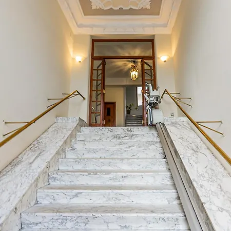 - & Roomy With Balcony! Apartamento